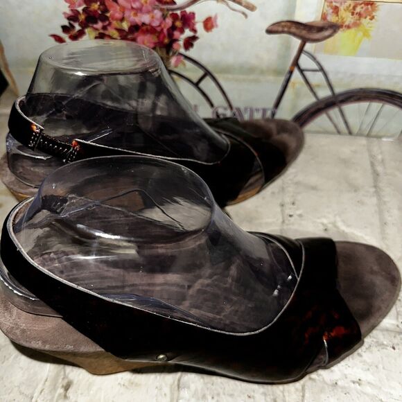 UGG Tortoise Patent Leather Slingback
Wedge Cork Heels Womens Size 9 - Picture 7 of 9
